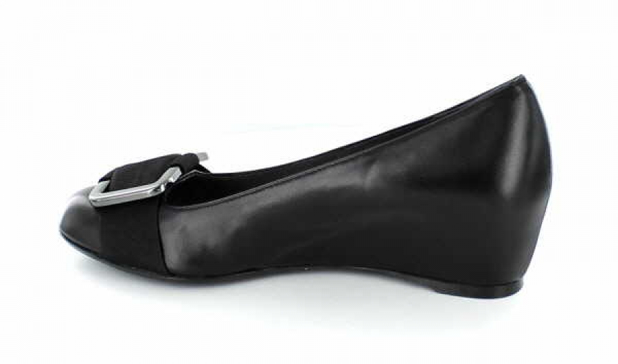 Stuart Weitzman Hugabuck
